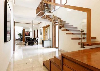 Hiểm họa trong nhà khi vào cửa thấy cầu thang