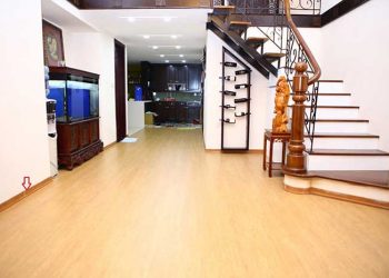 Tư vấn ốp gạch chân tường chìm hay nỗi so với mặt tường