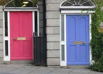 Nhà bị đường cái đâm vào cửa chính