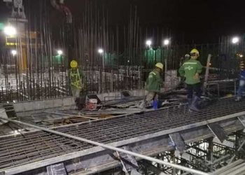 Những người công nhân đang tiến hành thi công dầm chuyển cho một công trình lớn​