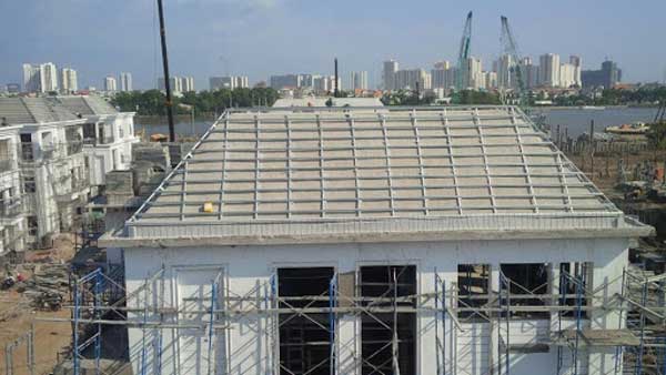 Sau khi hoàn thành thi công phần thân của nhà cao tầng, đơn vị thi công xây dựng sẽ tiến hành thi công phần mái của ngôi nhà.​