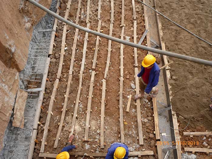 Các bước thi công cốt pha đất trong thi công tầng hầm bằng phương pháp topdown