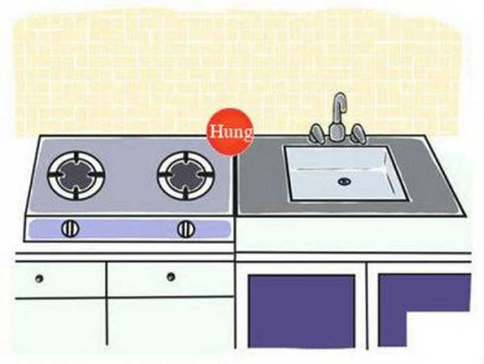 Bếp và chậu rửa đặt cạnh nhau rất hung​