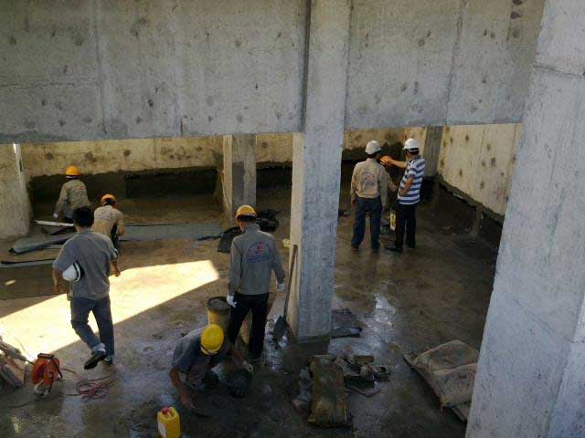Công nhân đang quét sơn chống thấm tầng hầm​
