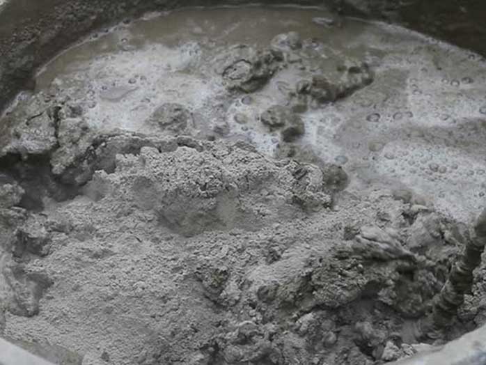 Sử dụng vữa gồm xi măng già và cát mịn để xử lý tường nhà bị nứt ngang​