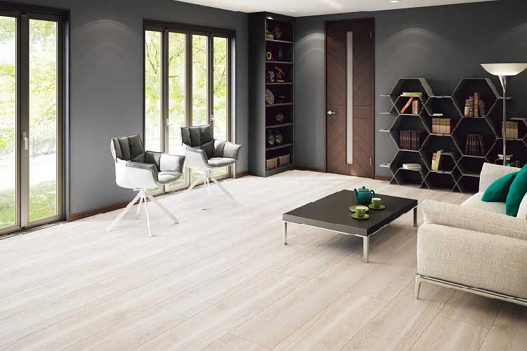 Sàn gỗ màu nâu nhạt giúp không gian trở nên rộng rãi